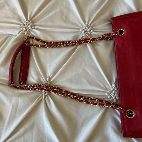 Chanel shoulder bag with free gift fashion bag charm and tumbler - Picture 8 of 8